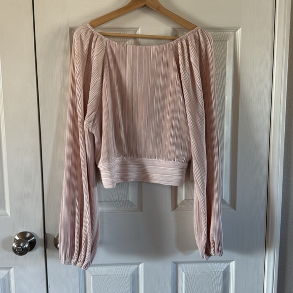 NWT Long Sleeve Twist Front Crop Top ✨ - Picture 4 of 4